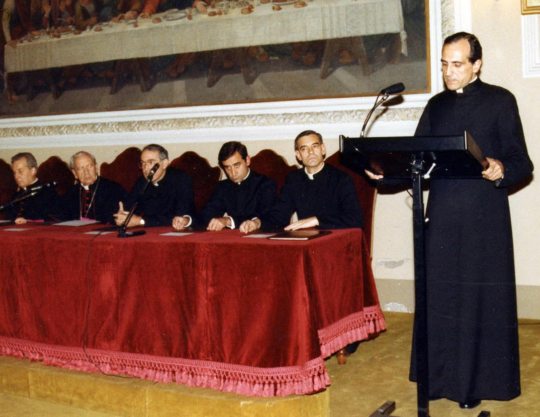 Nella foto, il rev. Pinzello è ritratto in piedi, durante l'inaugurazione dell'Anno accademico 1988-87